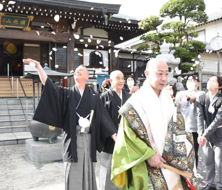 【男性カップル】歴史ある伝統的なお寺で結婚